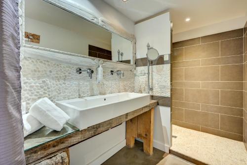 a bathroom with a sink and a mirror at Hotel Bastide & SPA - Villa de Lourmarin in Lourmarin