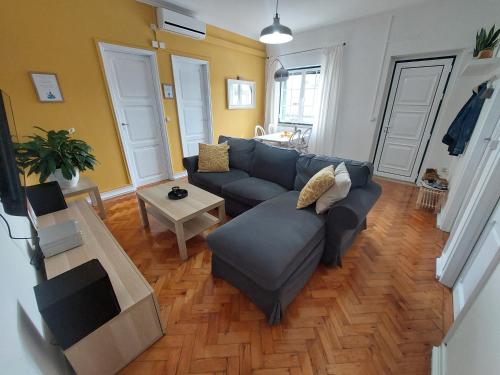 a living room with a couch and a table at Casa Rio Zêzere in Pedrógão Pequeno