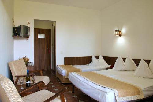 Una cama o camas en una habitación de Hotel 2D Resort and Spa