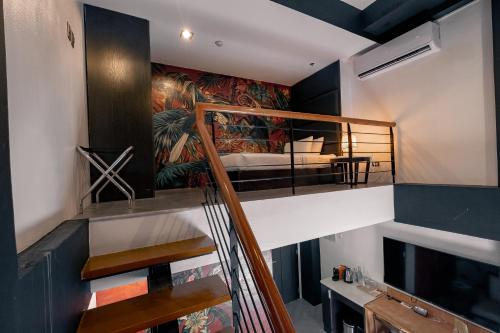 une chambre avec un escalier menant à une chambre dans l'établissement Havitat Boutique Hotel, à Manille