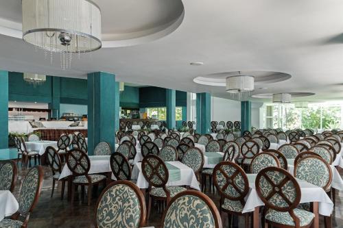 Un restaurante u otro lugar para comer en Hotel 2D Resort and Spa
