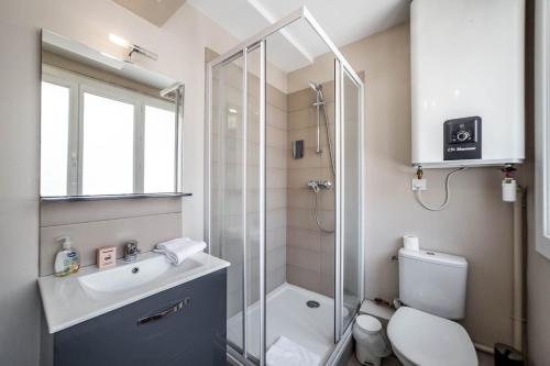 W łazience znajduje się prysznic, toaleta i umywalka. w obiekcie Appartement Passion - moderne et lumineux AIL w mieście Lyon