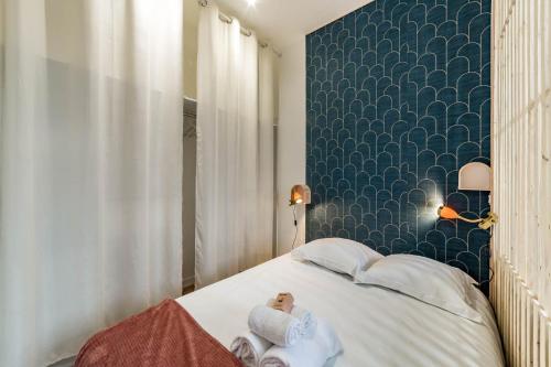 - une chambre avec un lit et une poupée dans l'établissement The Studio in the 2nd arrondissement AIL, à Lyon