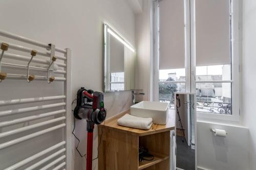 La salle de bains est pourvue d'un comptoir avec lavabo et d'une fenêtre. dans l'établissement The Studio in the 2nd arrondissement AIL, à Lyon