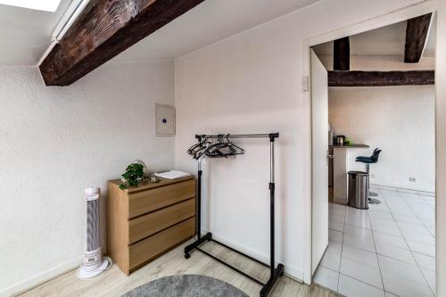 里昂的住宿－Apartment for 4 people with view of Fourvière AIL，一间设有梳妆台和白色墙壁的房间