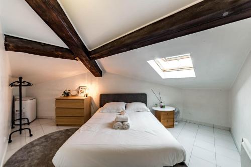 een slaapkamer met een bed met een teddybeer erop bij Apartment for 4 people with view of Fourvière AIL in Lyon
