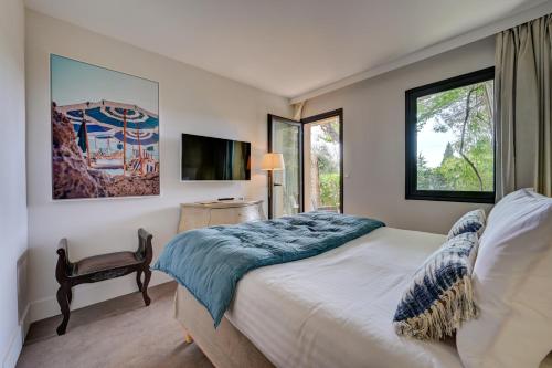 a bedroom with a large bed and a window at Hotel Bastide & SPA - Villa de Lourmarin in Lourmarin