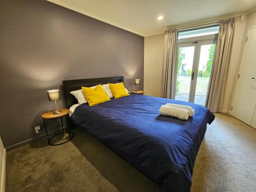 En eller flere senge i et værelse på Executive, Spacious & Modern Home, 8 Beds!