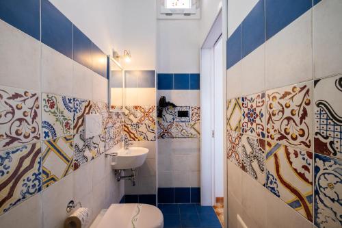 a bathroom with a toilet and a sink at Villa Gaudì - Sagrada in Sant'Isidoro