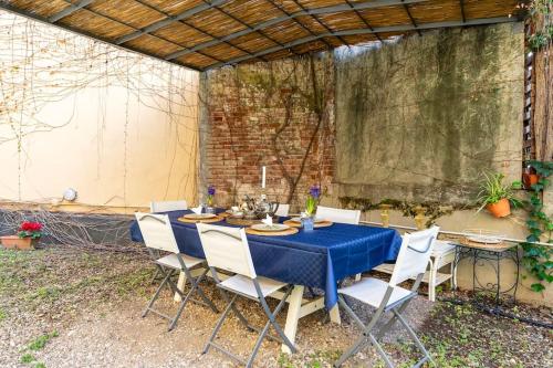 mesa con sillas y mantel azul en Ginny’s house- Borgo la croce luxury apartment, en Florencia