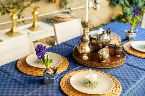 una mesa azul con platos sobre un paño de mesa azul en Ginny’s house- Borgo la croce luxury apartment, en Florencia