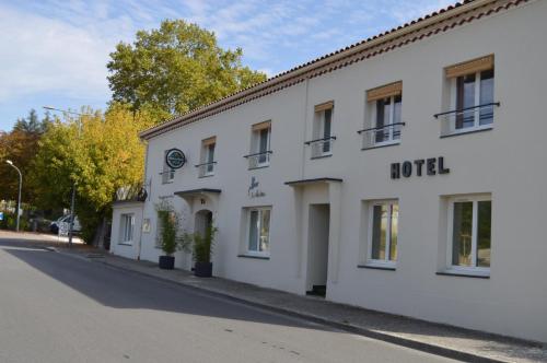 a white building on the side of a street at Hôtel La Barguelonne in Montcuq