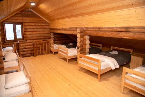 Habitación con 2 camas en una cabaña de madera en Ranger Campus Eco Lodge en Urtsʼadzor