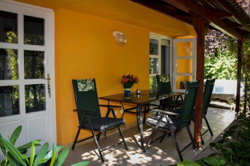 Vonkajšia záhrada v ubytovaní Szalai Apartman