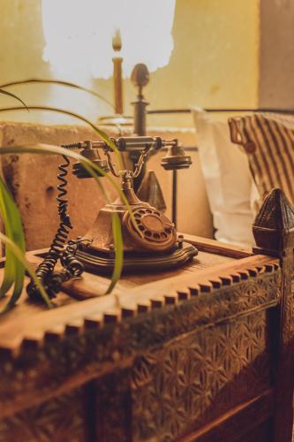 an old fashioned phone sitting on top of an organ at Kale Konak Cappadocia in Uchisar