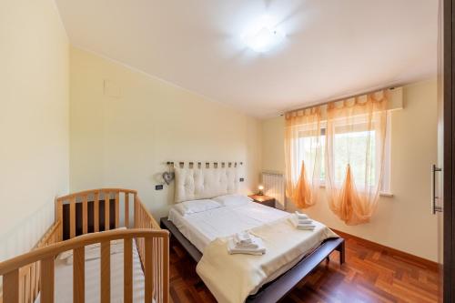 1 dormitorio con cama y cuna en Villa Soave, en Citta' Sant'Angelo