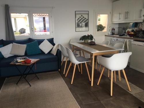 sala de estar con sofá azul y mesa en Triplex entre ciel et mer, en Roquebrune-Cap-Martin