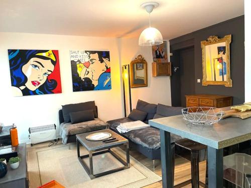ein Wohnzimmer mit einem Sofa und einem Tisch in der Unterkunft 22 COEUR DE VIENNE in Vienne