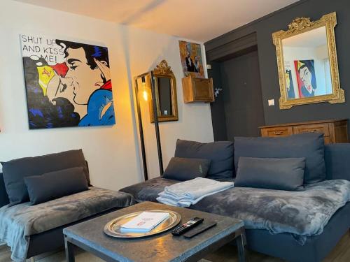 ein Wohnzimmer mit 2 Sofas und einem Tisch in der Unterkunft 22 COEUR DE VIENNE in Vienne