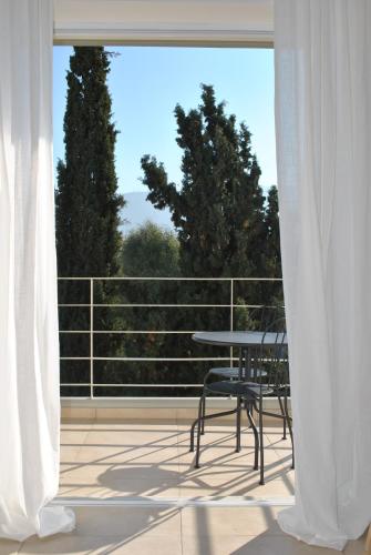 um pátio com uma mesa e cadeiras numa varanda em D1 Serenity Studio em Atenas
