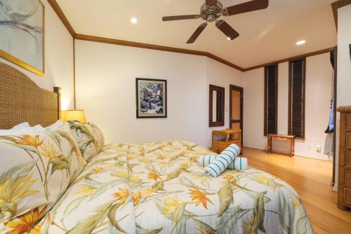 um quarto com uma cama e uma ventoinha de tecto em Kuleana Resort 207 em Kahana