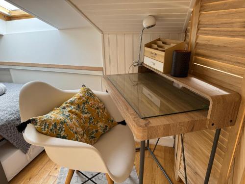 une petite pièce avec un bureau et une chaise dans l'établissement ღ La Cabane Rochelaise • Vue sur le vieux-port, à La Rochelle