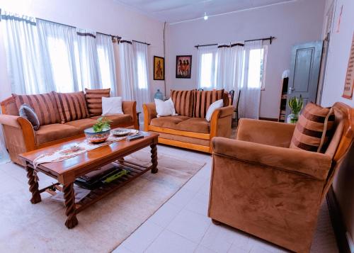 Ảnh trong thư viện ảnh của FARAJA HOMESTAY- Seamless Comfort in the Heart of the City - Free WiFi, Warm Hospitality, and Local Delights Await ở Moshi