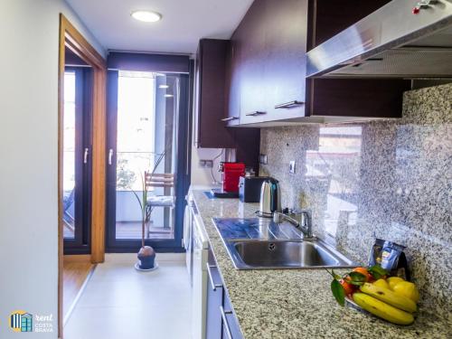 uma cozinha com um lavatório e uma bancada em Apto Diana em Platja d'Aro