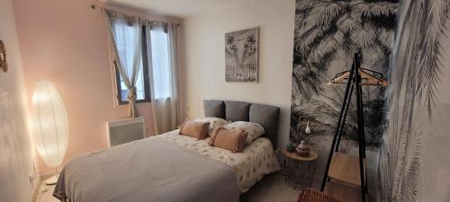 une chambre avec un lit avec deux oreillers dessus dans l'établissement vintage home, à LʼIsle-sur-la-Sorgue