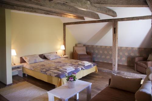 um quarto com uma cama grande e um sofá em Pööni Tavern & Guesthouse em Misso