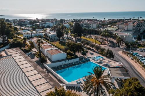 vista aerea di un resort con piscina di Ellia Resort a Pefki Rhodes