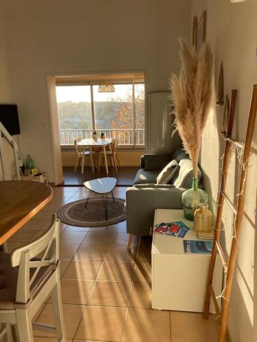 un salon avec un canapé et une table dans l'établissement Duplex Cosy à 4 min des plages, à Six-Fours-les-Plages