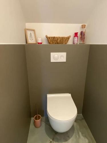 a bathroom with a white toilet in a stall at L'Atelier 48 in Langueux