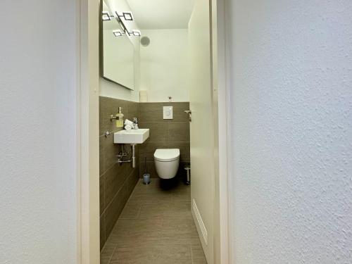 レーオンベルクにある3 Zimmer Apartment, 95 qm, max 5 Personen, Balkon, Garage, Internet 100 MBitのトイレと洗面台のある小さなバスルーム