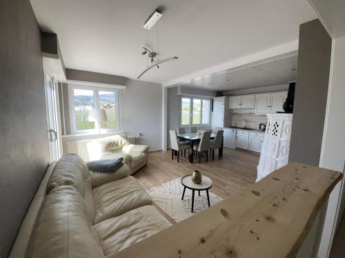 Domaine Rosfelder - locations de gîte et cabane insolite في Gertwiller: غرفة معيشة مع أريكة وطاولة