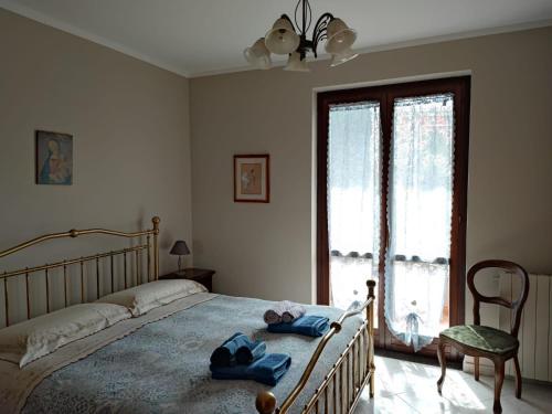 蒙蘇馬諾的住宿－Come a casa，一间卧室配有一张床,上面有两条毛巾