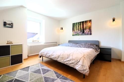 ein Schlafzimmer mit einem Bett und einem Wandgemälde in der Unterkunft Montfort Apartments - Feldkirch in Feldkirch