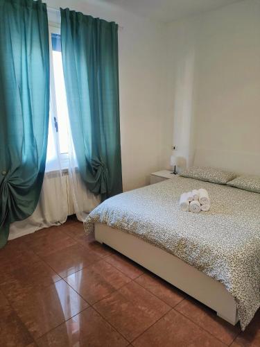 ein Schlafzimmer mit einem Bett mit Handtüchern darauf in der Unterkunft Bilocale 5 a pochi passi da Milano in Sesto San Giovanni
