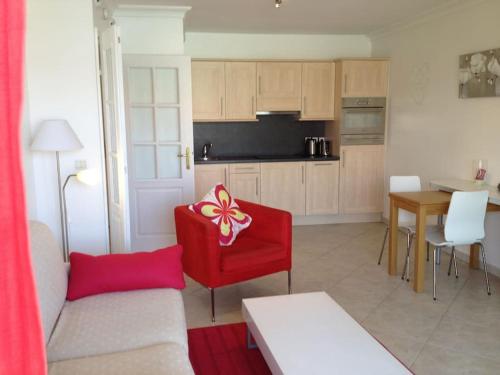 LOVELY APT BY BEACH WITH SEA VIEWS