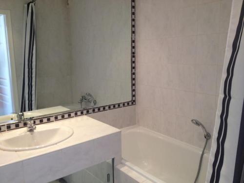 une salle de bain avec un lavabo, une baignoire et un miroir dans l'établissement LOVELY APT BY BEACH WITH SEA VIEWS, à Antibes