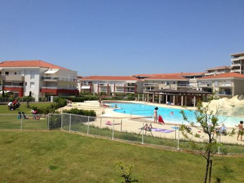 - une grande piscine dans un bâtiment avec des personnes dans l'établissement LOVELY APT BY BEACH WITH SEA VIEWS, à Antibes