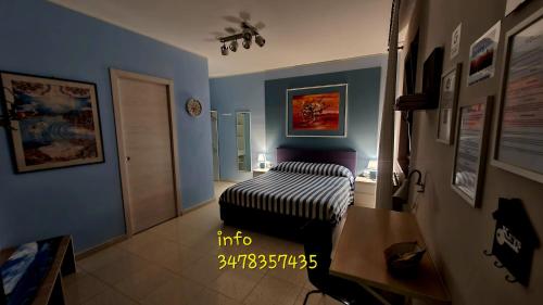 una camera con letto e pareti blu di Scilla Guest House a Scilla
