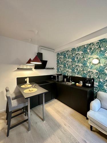 een kleine keuken met een tafel en een bank bij [DUOMO-Linate-Istituto dei Tumori] Suite WiFi in Milaan