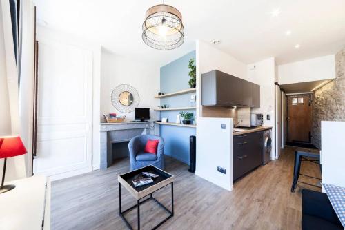 un salon avec un bureau et une chaise dans l'établissement Vieux Lyon avec vue sur la Saône AIL, à Lyon