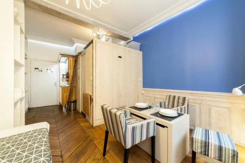 une salle à manger avec une table et des chaises dans l'établissement Studio cosy en centre ville aux Cordeliers AIL, à Lyon