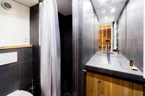 une salle de bain avec une douche, un lavabo et des toilettes dans l'établissement Studio cosy en centre ville aux Cordeliers AIL, à Lyon