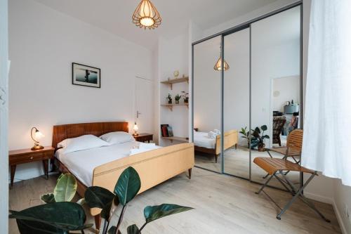 een slaapkamer met een bed en een glazen wand bij Bright, relaxing city-centre apartment AIL in Lyon