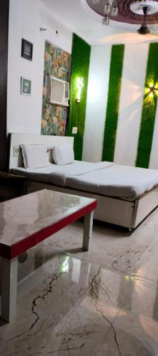 um quarto com duas camas e um banco e uma mesa em The Castle em Nova Deli