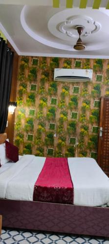 um quarto com uma cama e uma parede com flores em The Castle em Nova Deli