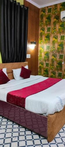 um quarto com uma cama grande e almofadas vermelhas e brancas em The Castle em Nova Deli